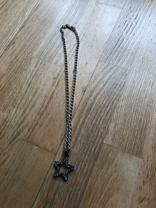 colar cinzento com estrela azul