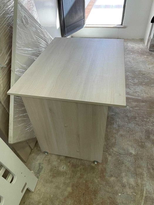 Mesa de madeira para quarto da criança