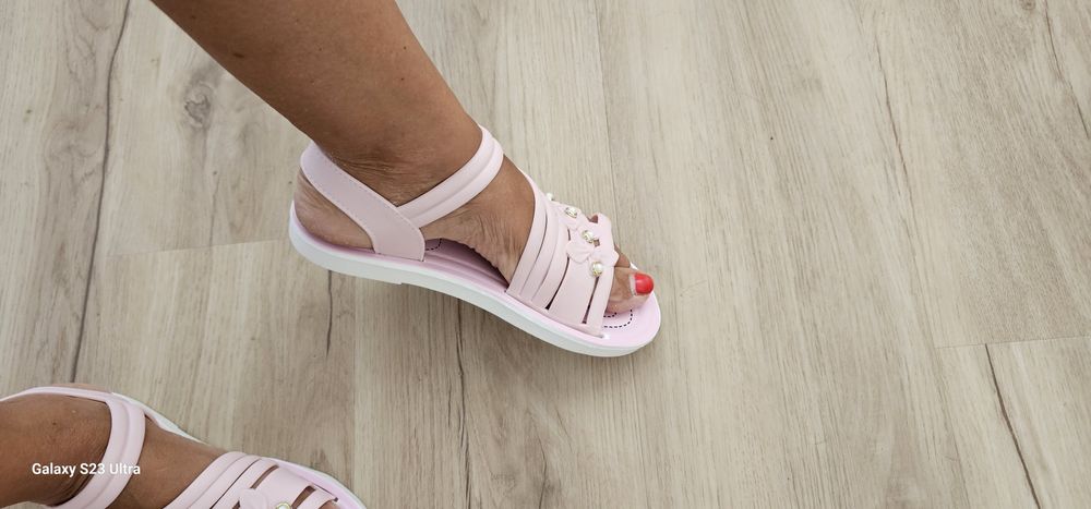 Sandálias rosa clarinho