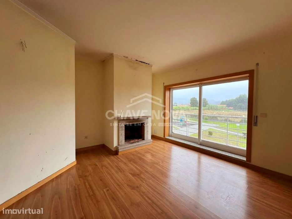 Apartamento T2 c/ Lugar de Garagem em Canelas (Edifício Prestige)