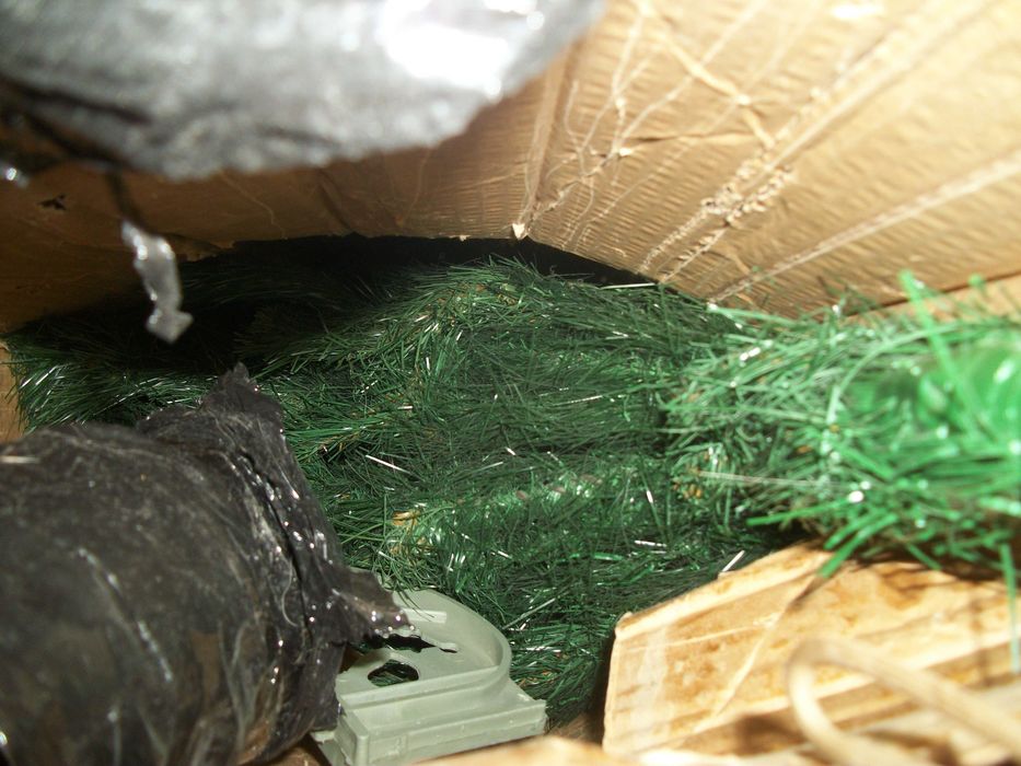 елка 180 см . состояние новой с теногой