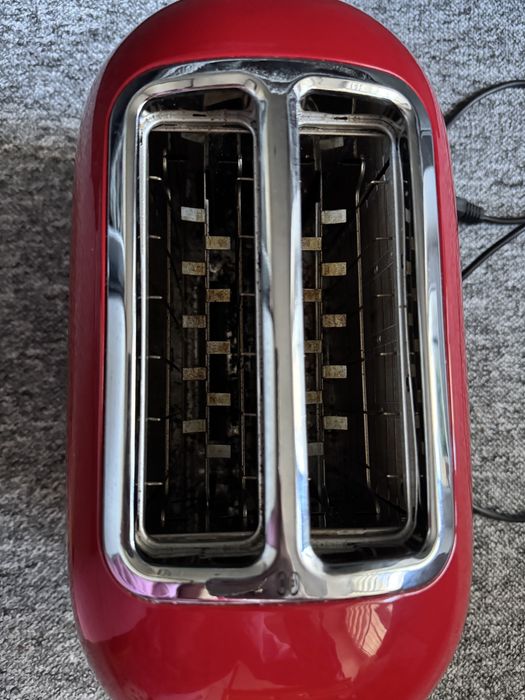 Тостер KitchenAid Artisan 5KMT2204E червоного кольору.