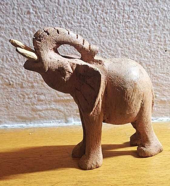Elefante artesanal em madeira, com tromba para cima