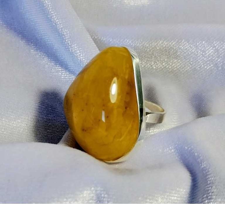 Srebrny pierścionek z bursztynem