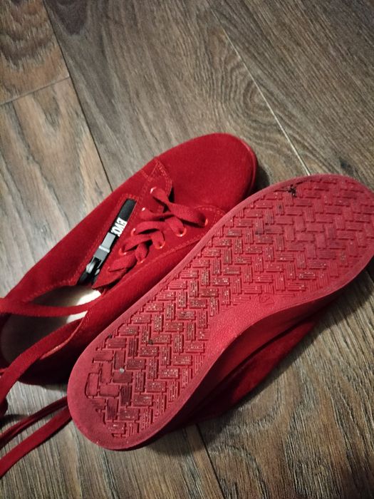 Czerwone zamszowe trampki