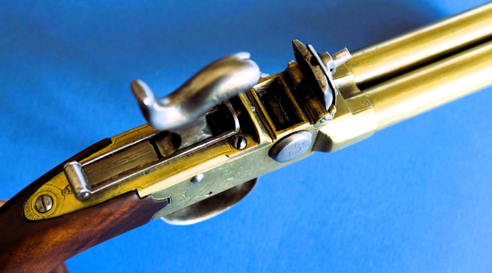 Pistola inglesa de três canos marcada THOMAS em percussão s.XVIII/XIX