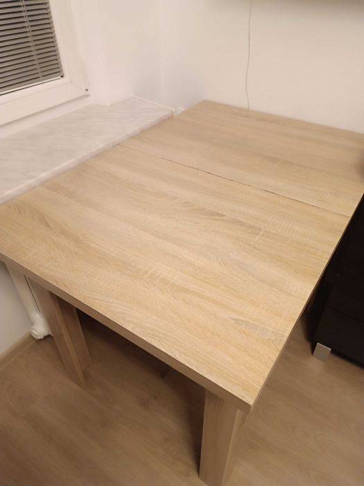 Sprzedam stół drewniany w jasnym kolorze.