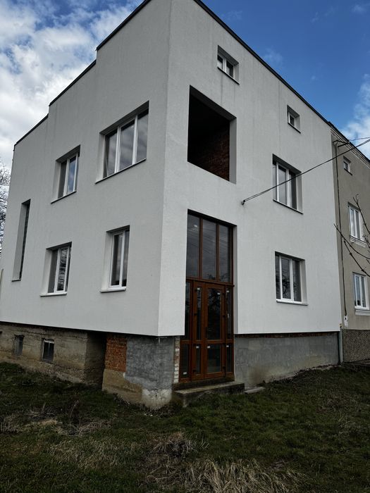 Продається цегляний спарений будинок в м. Самбір