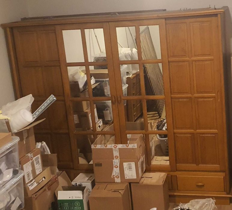 Mobília de quarto em Pinho para despachar - RESERVADO
