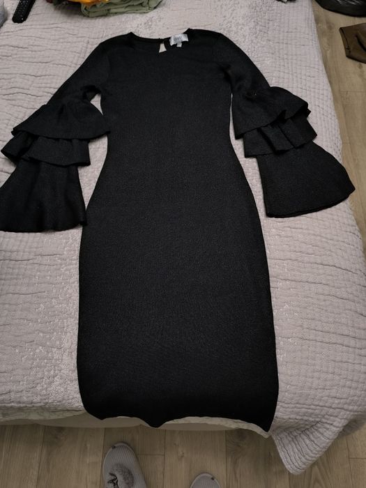 Продам платье с акцентными рукавами