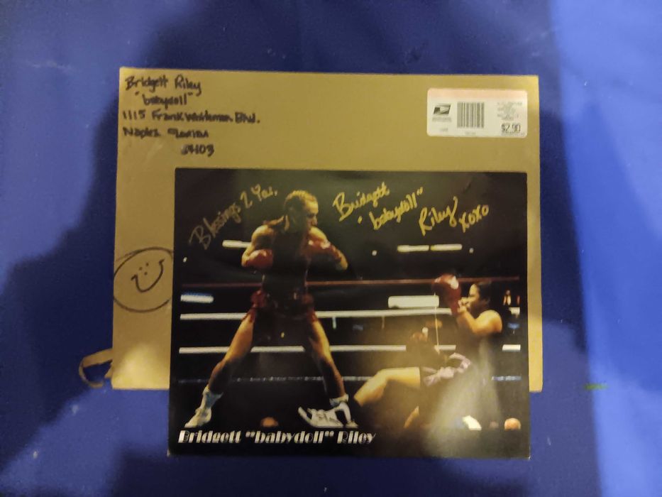 foto autografada de uma campeã mundial de Kickboxing