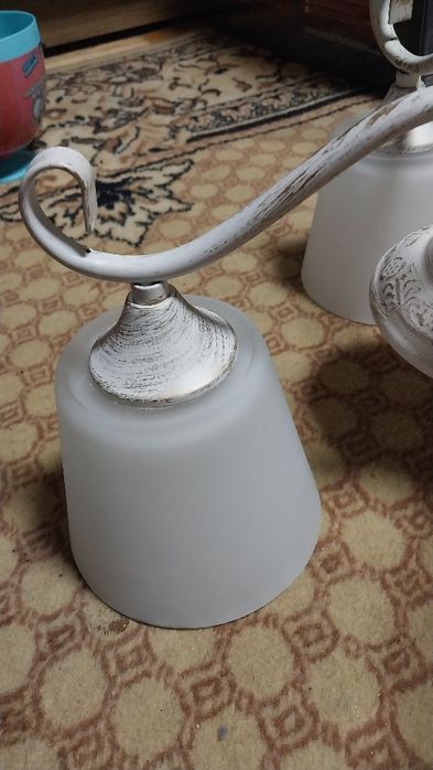 Продам Люстру білого кольору з золотими мазками.