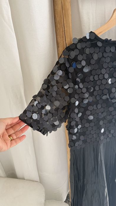 Vestido com brilho e couro