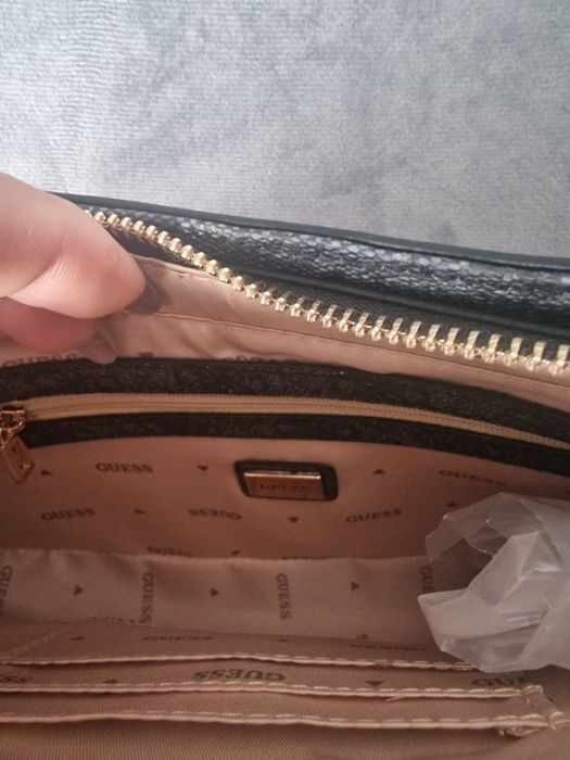 Mala da guess preta e dourada