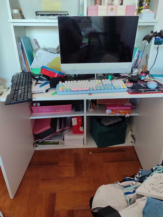 Armario secretária em que a parte onde está o computador fecha.