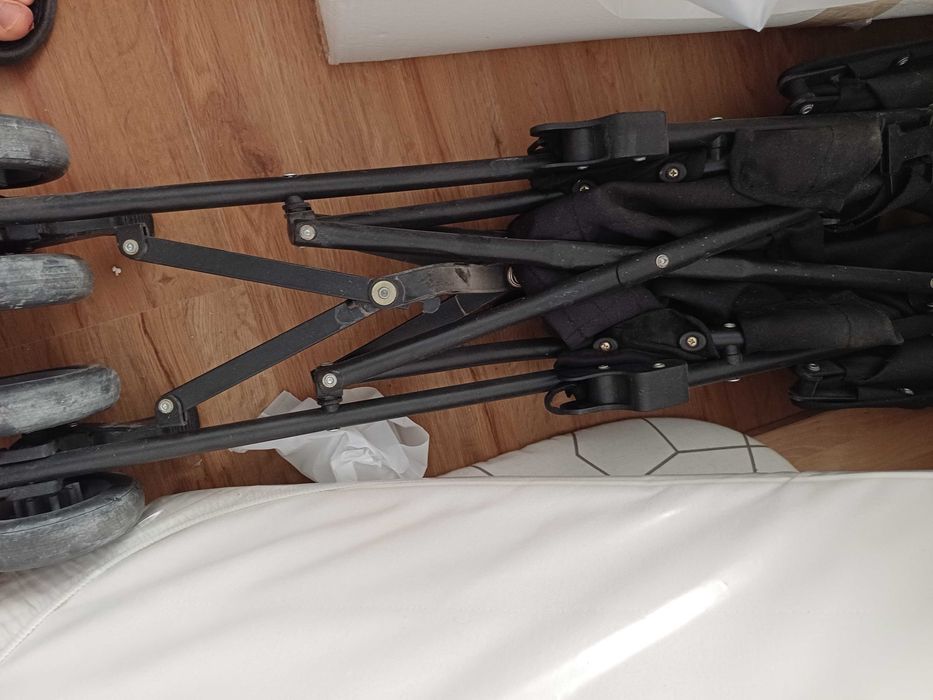 Carrinho de Bebé Tipo Bengala (Preto) – Prático e Compacto