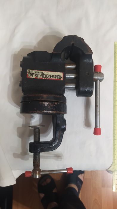 Слесарные тиски с поворотным механизмом