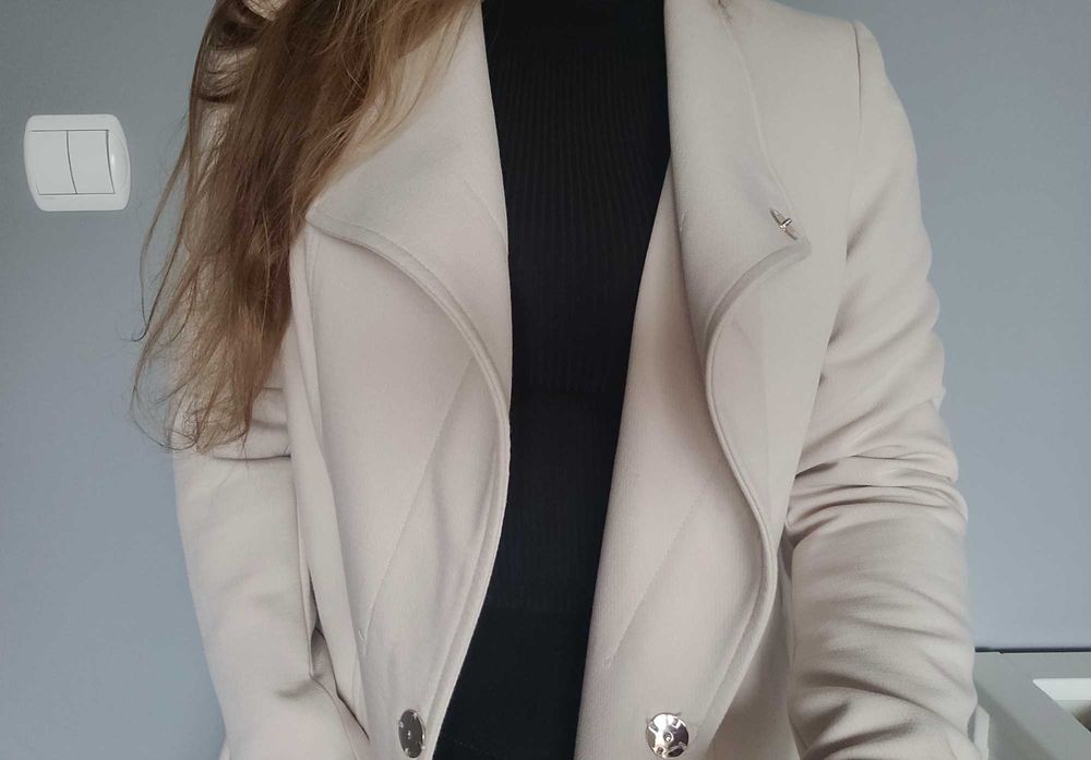 Beżowy płaszczyk z Mohito