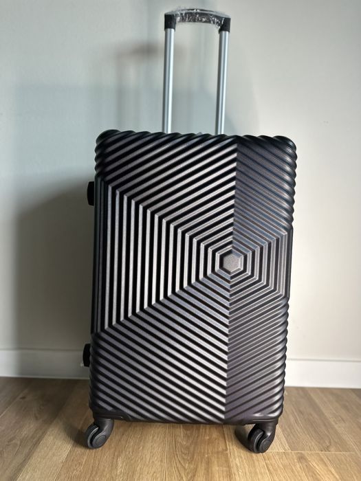 Nowa walizka średnia - bagaż do 23 kg
