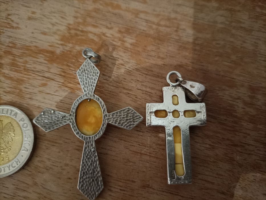 Srebrne krzyżyki z mlecznym bursztynem