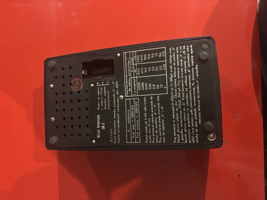 Miernik analogowy UM-3 z 1969 – legenda PRL, działa… prawie w całości