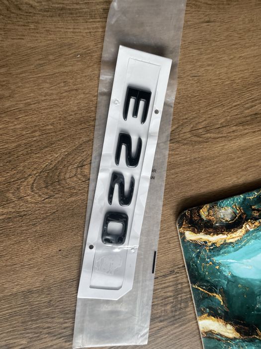 Czarny Emblemat Znaczek tył Mercedes E220 Czarny/Nowy!