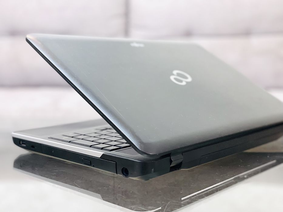 Fujitsu Lifebook/ Pentium 2020M/2.4 GHz/4 ГБ/HDD 500 ГБ/HD Graphics