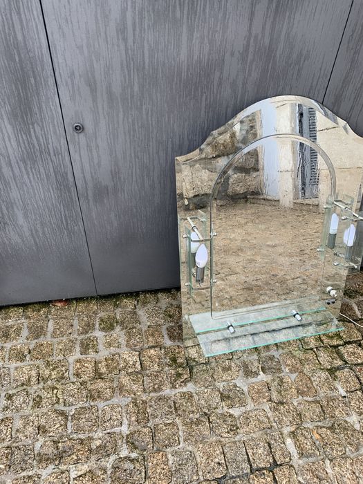 Espelho para W C impecavel  com luz e parteleira