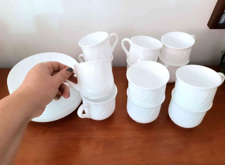 Serviço branco de mesa + serviço de chá, em ceramica vidrada
Ver descr64862087401858123