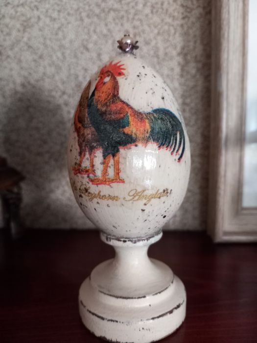 Drewniane jajko na podstawce ozdabiania metodą decoupage.