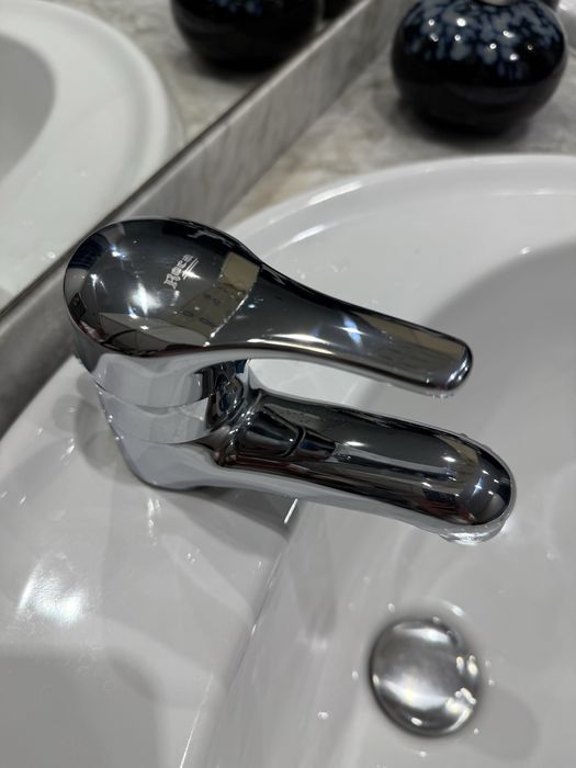 Movel wc, com espelho, 2 torneiras Roca e 2 pios