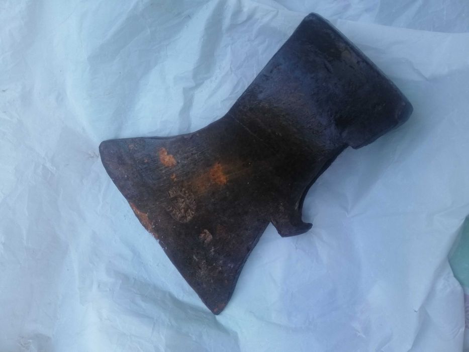 Топор с клеймом старий