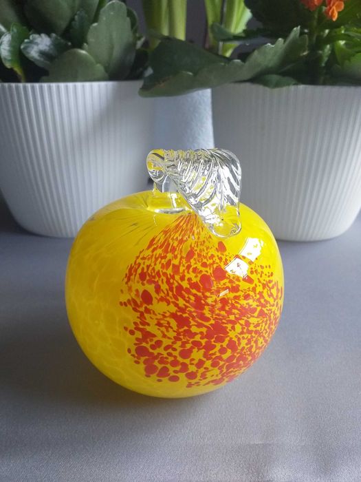 Szklana figurka w kształcie jabłka