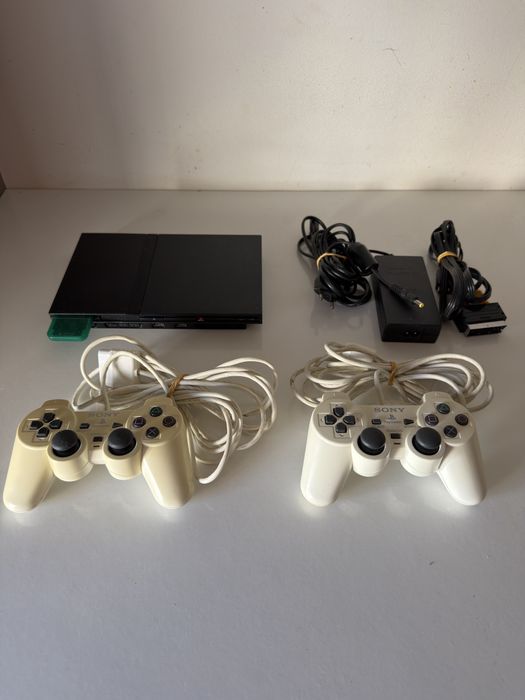 Consola PlayStation 2 Slim | Pacote Completo c/ 2 Comandos Originais + Memory Card | Pronta a Jogar