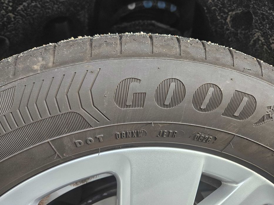 Oryginalne felgi VW R16 5x100 + letnie Goodyear EfficientGrip – DOT 06/26 – komplet