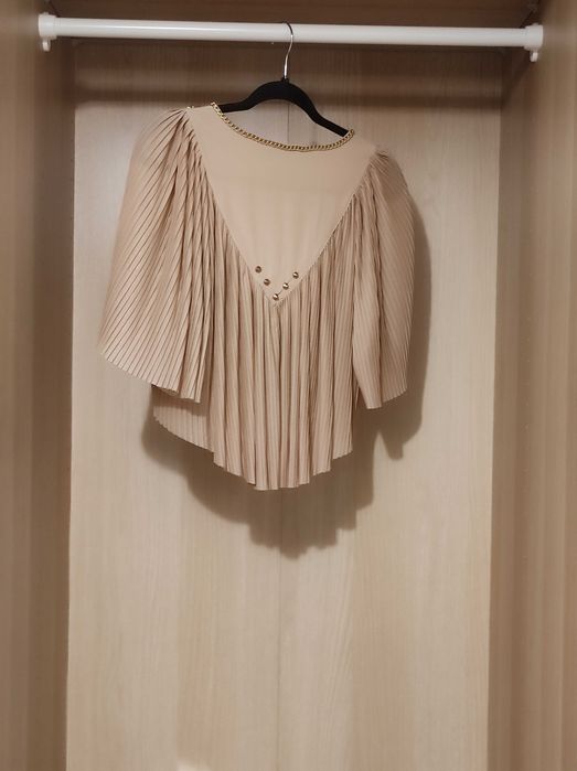 Casaco de manga curta com detalhes dourados