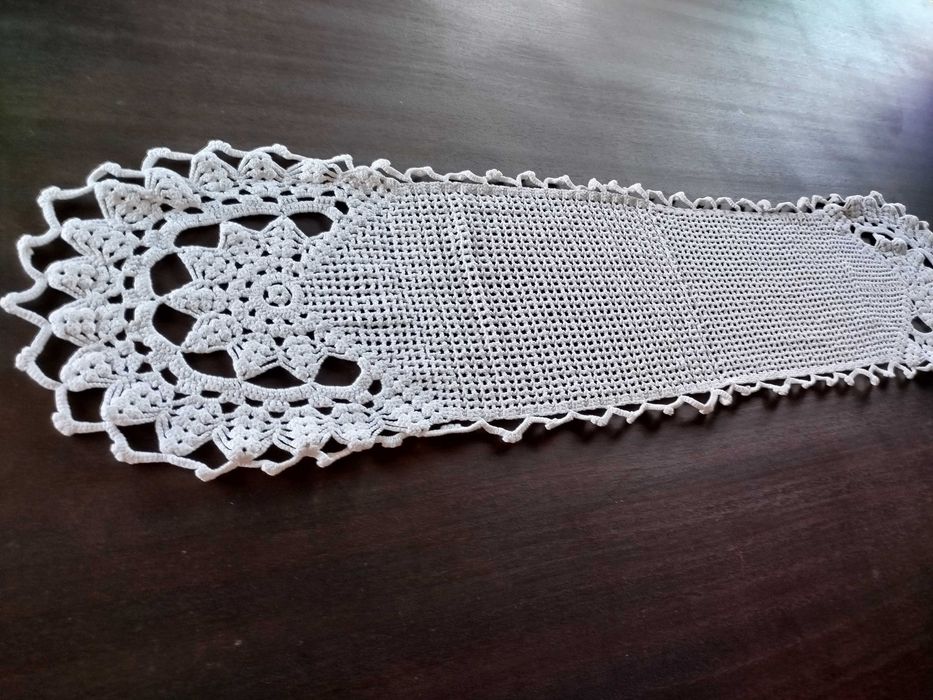 Um pano retangular grande de mesa em crochê