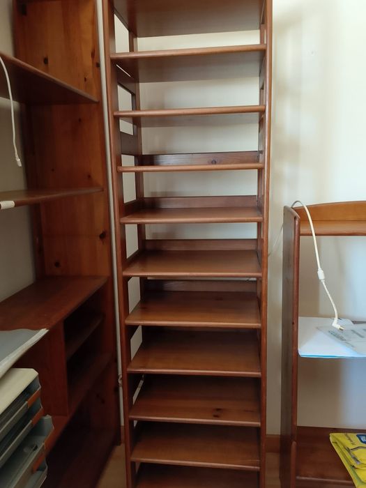 Lote de 4 Móveis em Pinho Mel – Estantes e Apoio