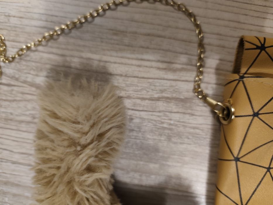 Śliczna torebka z włochatą rączką.