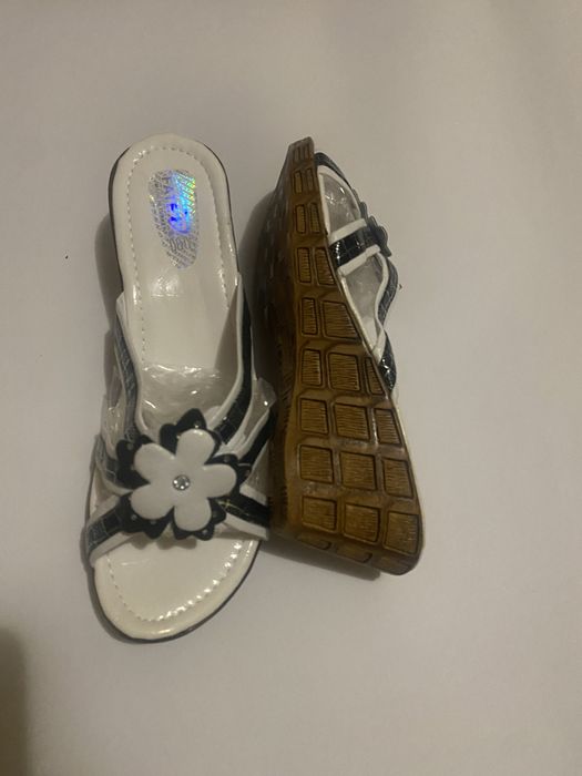 Жіночі шльопанці на літо