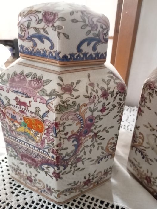 Conjunto de 2 jarras/potes decorativos em porcelana