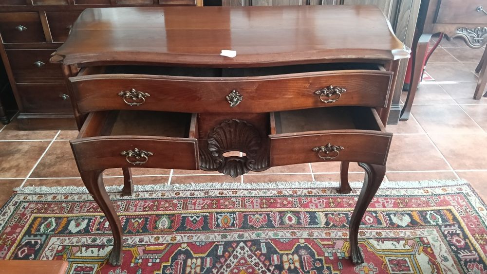 Consola estilo D. José (rica) século XVIII com gavetas em madeira de cerejeira