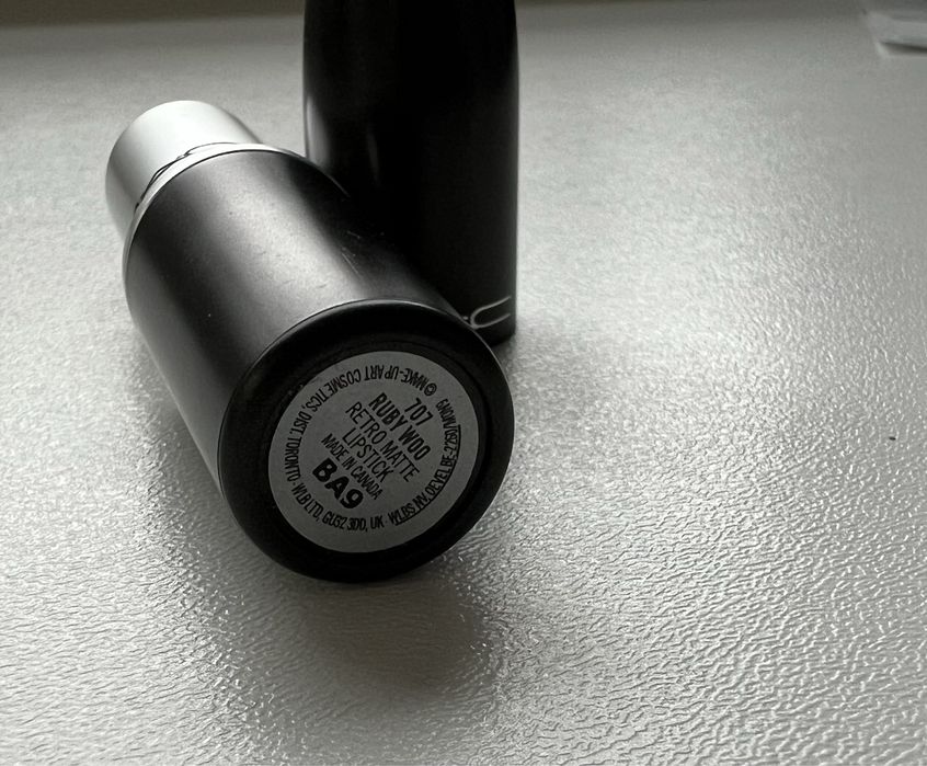 MAC Ruby Woo czerwona