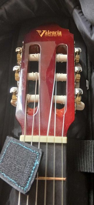 Guitarra Valencia com capa, afinador e  apoio para pé