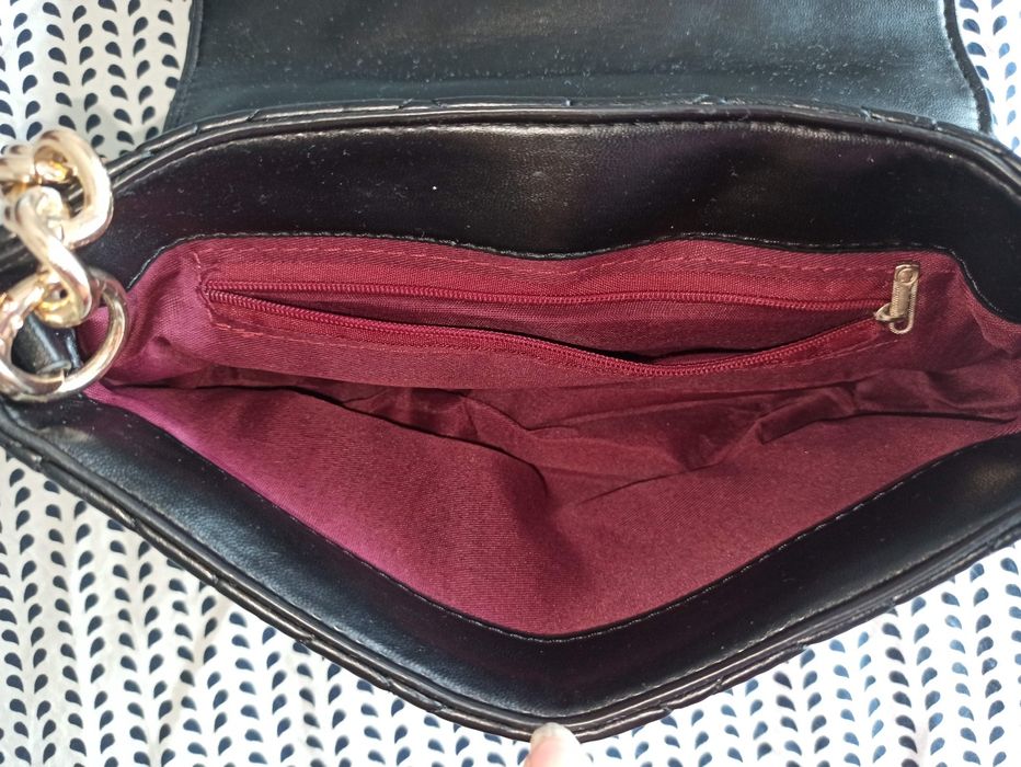 Clutch almofadada preta NOVA com alça dourada!