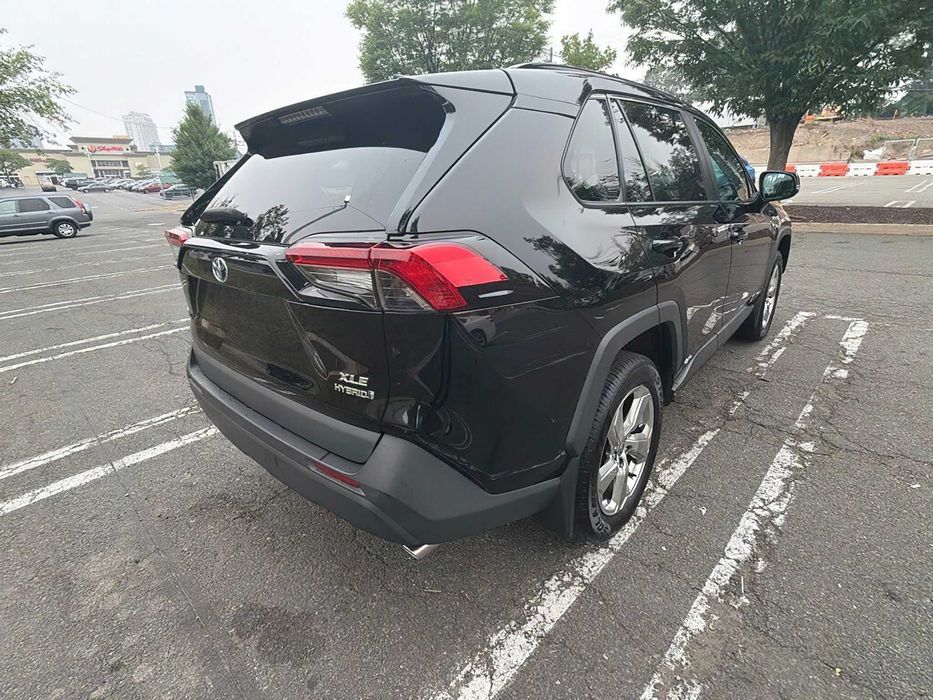 Toyota RAV4 Hybrid XLE Premium      2021