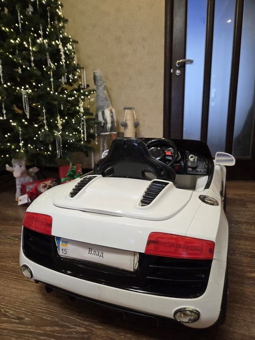 Дитячий електромобіль