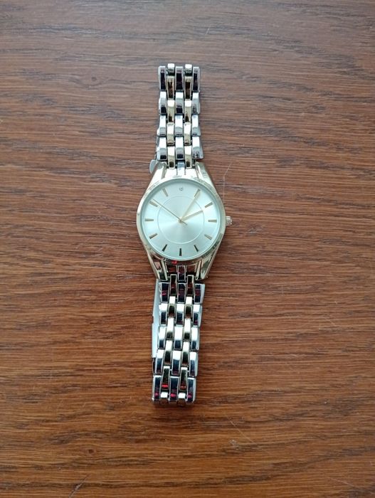 Sprzedam damski zegarek.