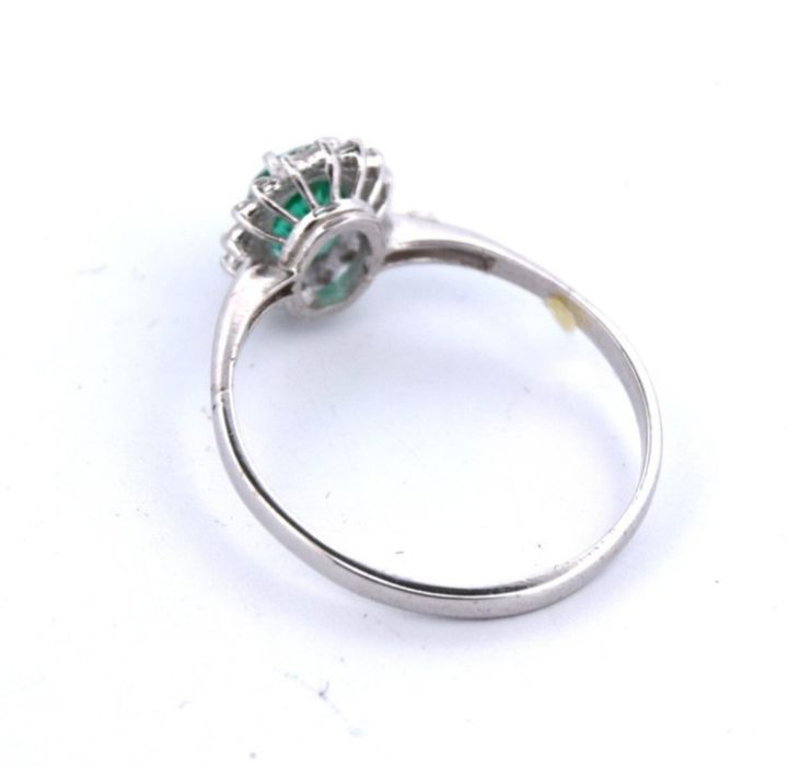 Anel de Ouro Branco Esmeralda e Diamantes