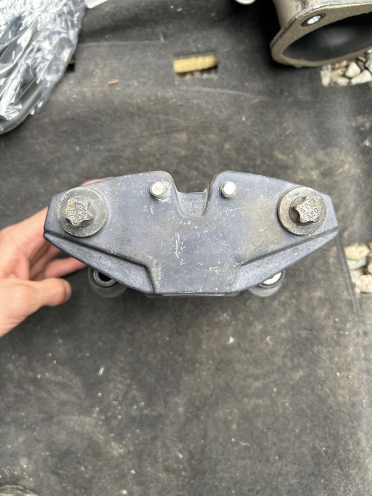 Chevrolet corvette c8 lewy zacisk hamulca ręcznego dodatkowy hamulec